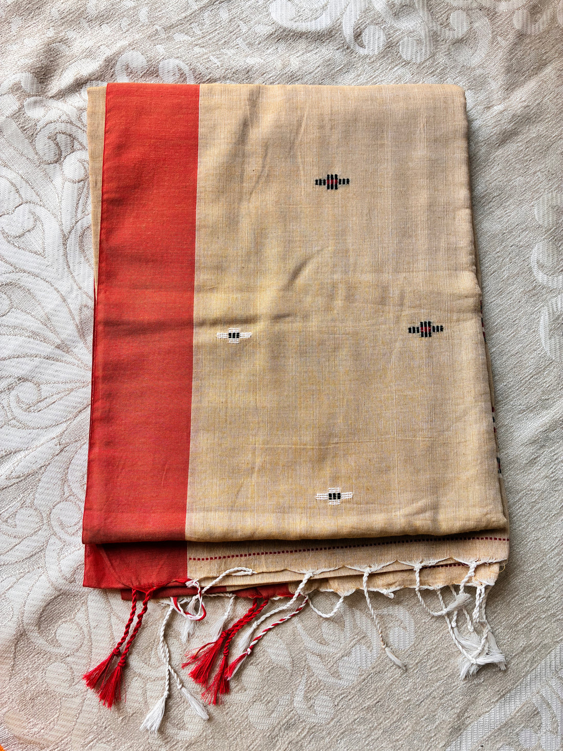 Natural Beige Mul Cotton Saree with Rust Red Contrast Border & Hand-Woven Motifs